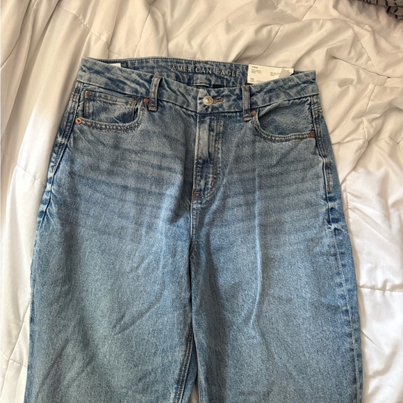 American Eagle Outfitters High Rise Mom Jeans - Picture 2 of 3